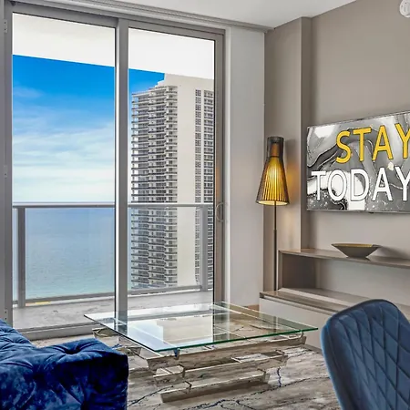Hyde House: Luxury Waterfront Suite with Ocean View and Rooftop Pool